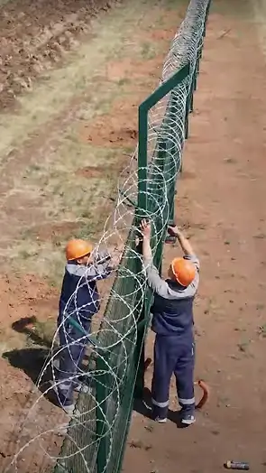 Монтаж ограждений сотрудниками завода Гранза